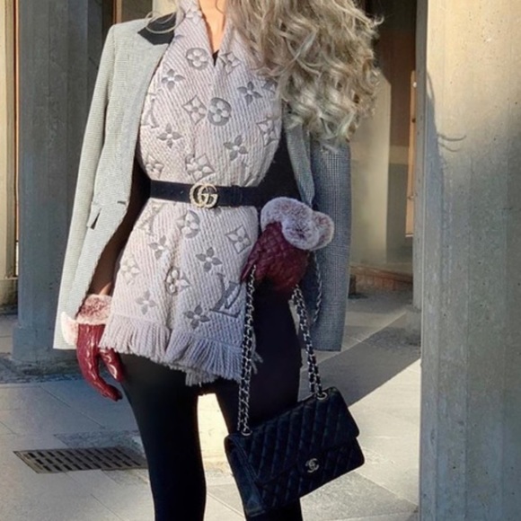 Authentic LV logomania scarf - Picture 2 of 4